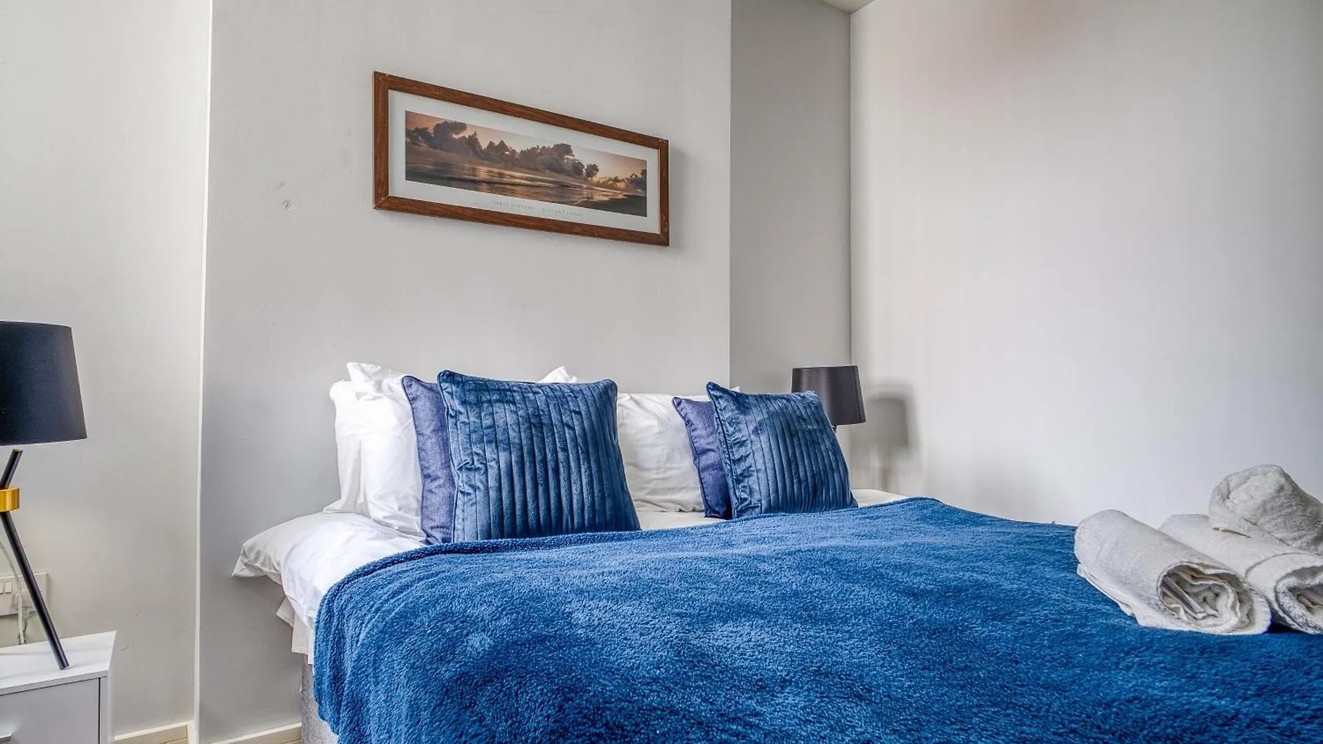 Spacious 1-Bedroom Near Hospital With Full Amenities And Netflix Cardiff Apartment